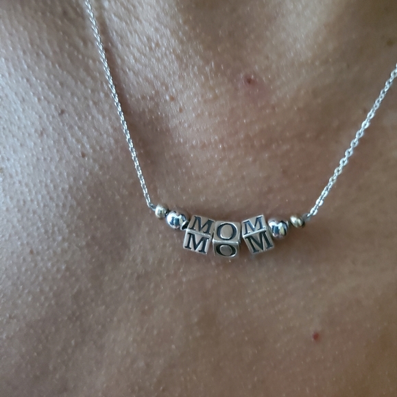 "Mom" necklace - Picture 2 of 3